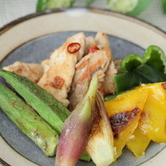 豚ももと夏野菜の揚げ焼き ピリ辛ダレで