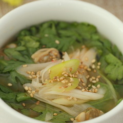 春菊とあさりの香り豊かなピリ辛スープ