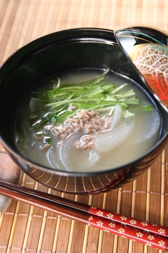 家族に好評 たまねぎと挽き肉の味噌汁