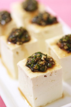 お豆腐に 刻み生オクラと塩昆布のとろねば