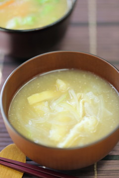 玉葱と油揚げのお味噌汁