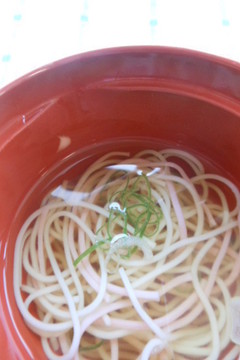紅白のそうめん汁