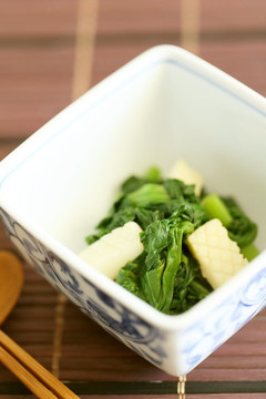 ごま風味の効いた小松菜といかの和え物