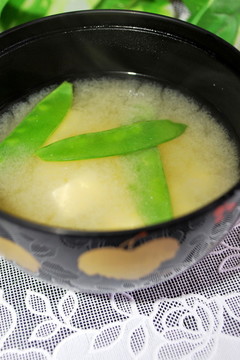 おいしい 絹さやと豆腐の味噌汁