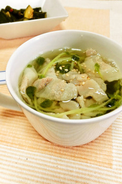 豆苗と豚肉のスープ