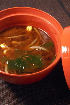 豆もやしとわかめの赤だし