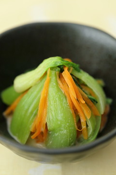 青梗菜と人参の練りゴマ豆腐和え
