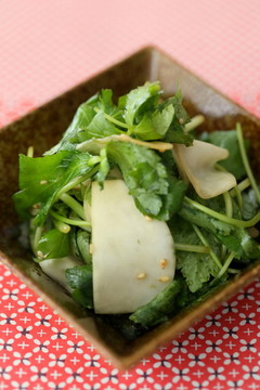 香り豊かな糸みつばとごまの和え物