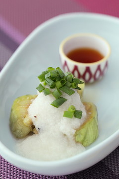 焼き茄子をネバとろろとさっぱりポン酢で