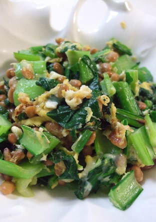 カルシウム補給 小松菜と納豆の炒め物