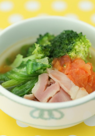 シャキシャキレタスとベーコンの野菜スープ