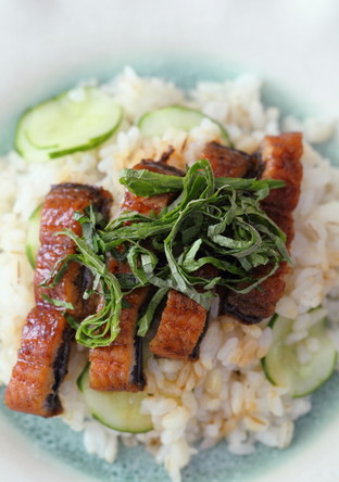 押麦入り酢飯で作る食感も楽しむうなぎ寿司