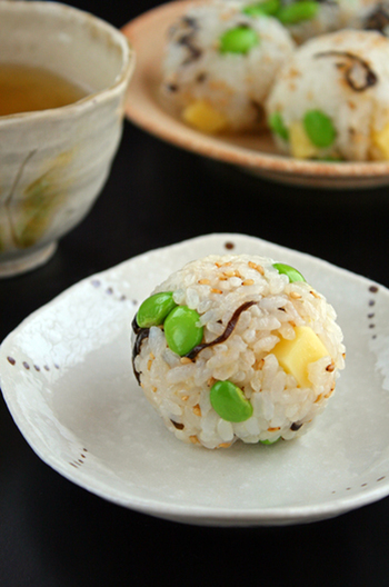 枝豆と塩昆布チーズのおにぎり