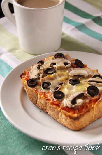 マッシュルームと黒オリーブのピザトースト