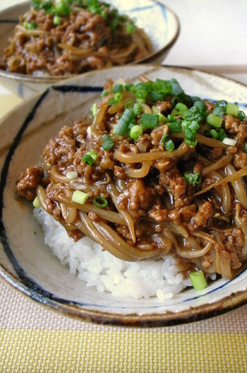 もやしと豚ひき肉のピリ辛味噌丼