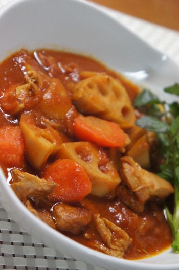 鶏もも肉とれんこんのカレートマト煮込み