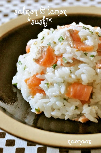 レモンとすし酢でサーモンの混ぜ寿司