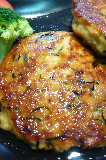 ひじき入り照り焼きソースの豆腐ハンバーグ