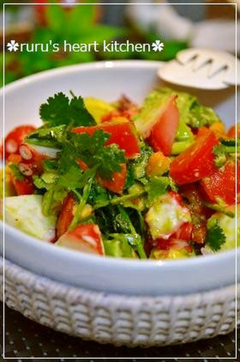 タコとアボカド トマトのパクチーサラダ