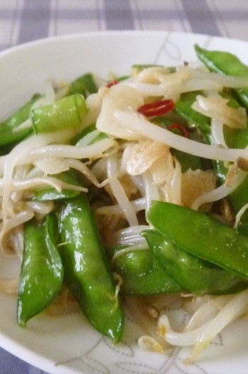 もやしと絹さやのピリ辛オイスター炒め