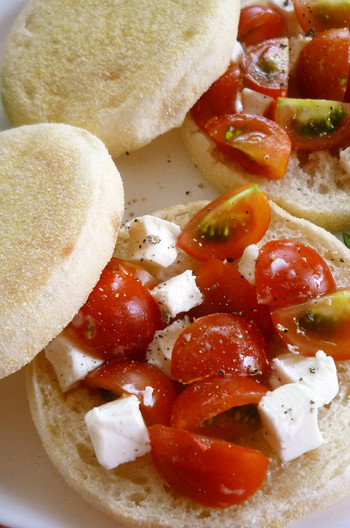 トマトのイングリッシュマフィンサンド