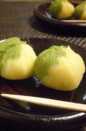 さつまいもの2色茶巾絞り