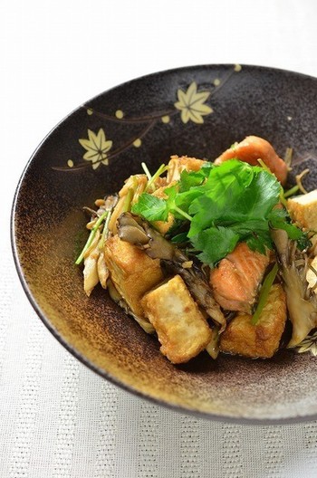 鮭ときのこと厚揚げのしょうゆ香り焼き