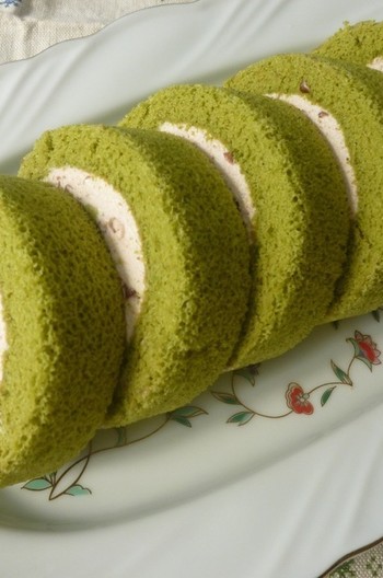 あずきクリームの抹茶ロールケーキ