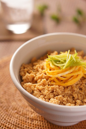 ふんわり鶏そぼろの三色丼