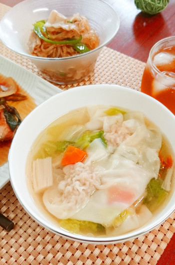 野菜たっぷりワンタンスープ