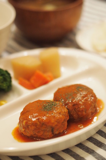 野菜ジュースで煮込みハンバーグ