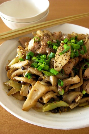 きのこと鶏肉の粒マスタードみそ炒め