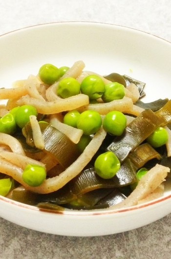 グリンピースと蒟蒻のやさしい煮物