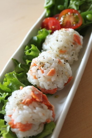 塩鮭とクリームチーズのバジルおにぎり