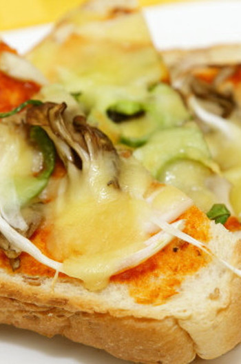 ライ麦パンで作った森のキノコピザトースト