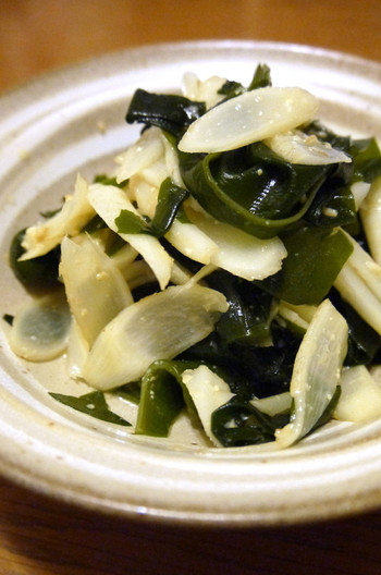 春一番  うどとわかめの酢みそ和え