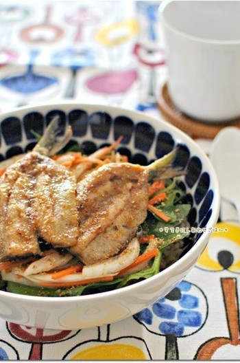 和風ドレッシングで作る蒲焼きサラダ丼