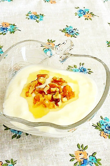 クルミとはちみつのせヨーグルト