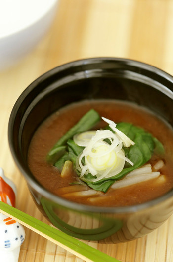 緑豆もやしとつるむらさきの赤味噌汁