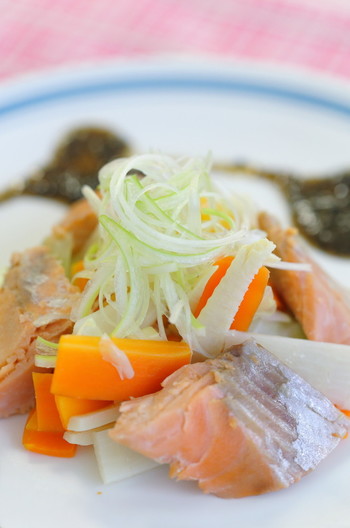 鮭とお野菜の蒸し物 すりごまソースで