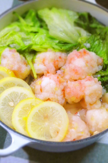 ふわふわ海老だんごとレタスの塩レモン鍋