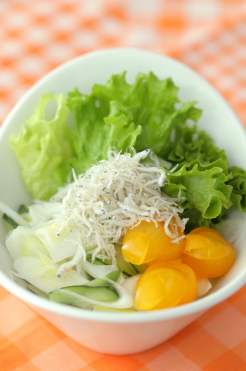 カリっとしらすとネギがアクセントのサラダ