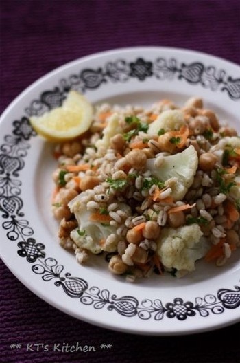 大麦とカリフラワー ひよこ豆のサラダ