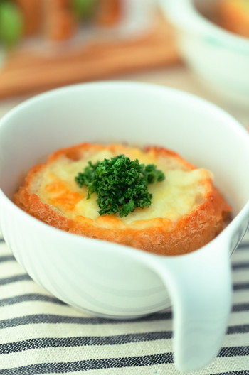 たっぷりきのこ入りオニオングラタンスープ