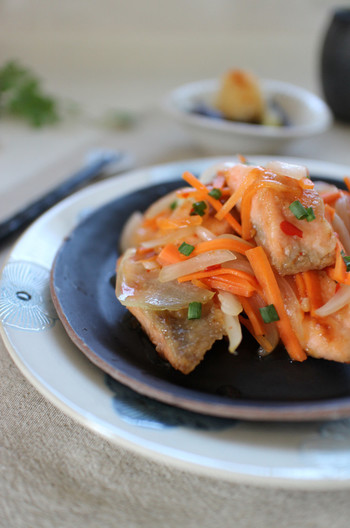 スイートチリソースで作る鮭の南蛮漬け