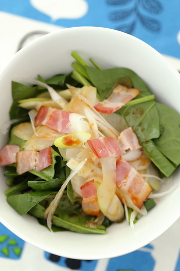 ほうれん草と香り野菜のベーコンサラダ