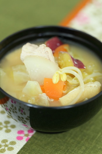 根菜類と豆もやしの酒粕で作る豚汁