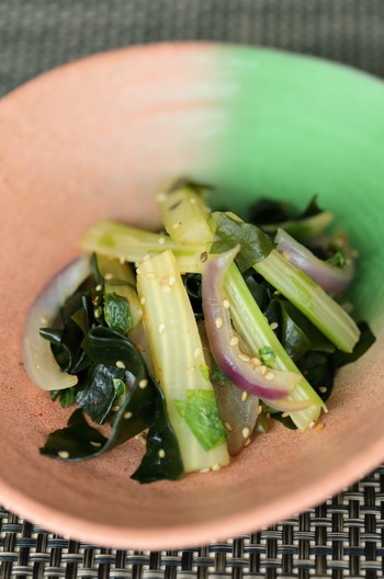 セロリとワカメのピリ辛ゴマソテー