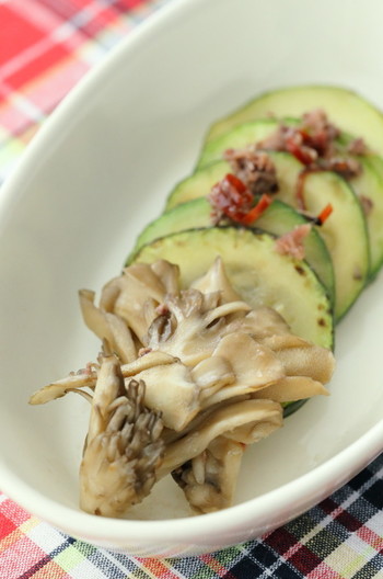 ズッキーニと舞茸のアンチョビピリ辛焼き