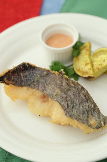 白身魚フリッター オーロラソース添え